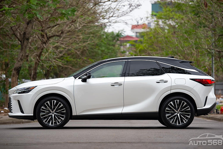 Ở thời điểm mua mới, giá xe Lexus RX 350 Primium 2023 niêm yết chính hãng là 3,43 tỷ đồng. Để trở thành chủ nhân hợp pháp và lăn bánh được chiếc SUV hạng sang này, người dùng sẽ phải phải chi dao động từ 3,7 - 3,8 tỷ đồng (tùy thuộc vào tỉnh, thành đăng ký xe).