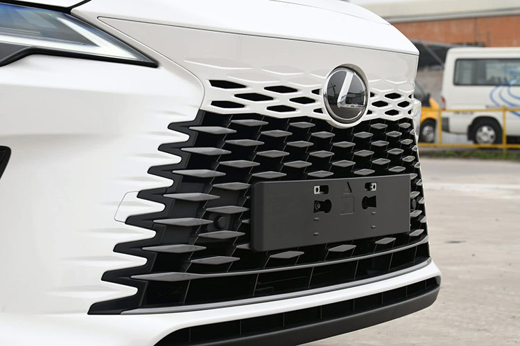 Cụm đèn pha của xe được trang bị 3 bóng LED projector, kết hợp tính năng tự động thích ứng AHB, cho phép tự động điều chỉnh chế độ pha/cos tùy theo điều kiện giao thông. Ngoài ra, bản Premium còn được trang bị dải đèn LED ban ngày hình chữ L đặc trưng.