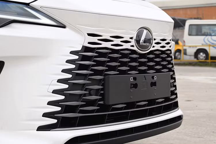 Cụm đèn pha của xe được trang bị 3 bóng LED projector, kết hợp tính năng tự động thích ứng AHB, cho phép tự động điều chỉnh chế độ pha/cos tùy theo điều kiện giao thông. Ngoài ra, bản Premium còn được trang bị dải đèn LED ban ngày hình chữ L đặc trưng.