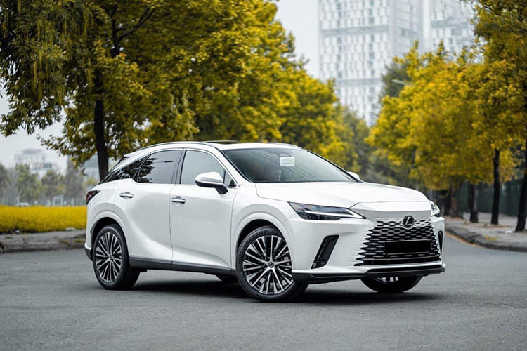 Tham khảo thị trường xe đã qua sử dụng, một chiếc Lexus RX 350 sản xuất năm 2023 hiện đang được chào bán với mức giá khoảng 3,5xx tỷ đồng. Theo người bán cho biết, đây là phiên bản Premium với ngoại thất màu trắng và nội thất màu da bò. Xe mới chạy được quãng đường 20.000 km, một con số khá khiêm tốn.