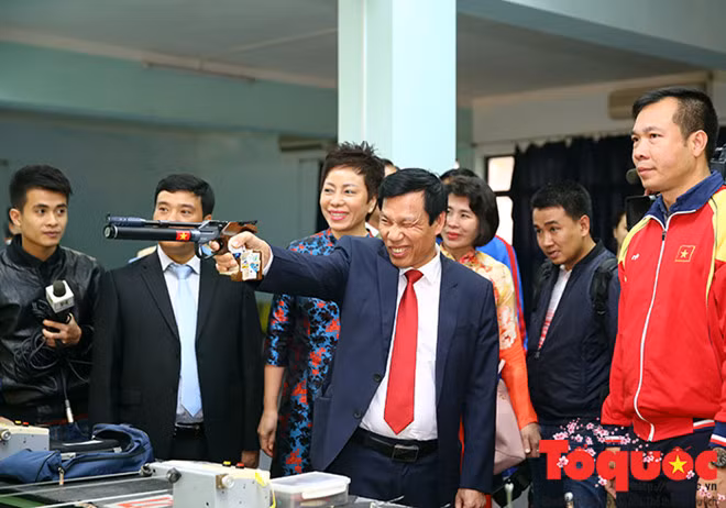 Chum anh Bo truong Nguyen Ngoc Thien ban sung khai xuan-Hinh-6