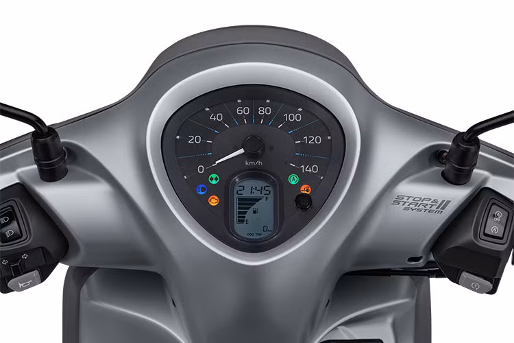 Thiết kế màn hình đồng hồ xe được tối giản cùng phông chữ hiện đại giúp người dùng dễ dàng theo dõi các thông số trong mọi điều kiện ánh sáng. Bộ đề xe cũng được cải tiến, khởi động xe nhanh chóng, dễ dàng và ít gây tiếng ồn.