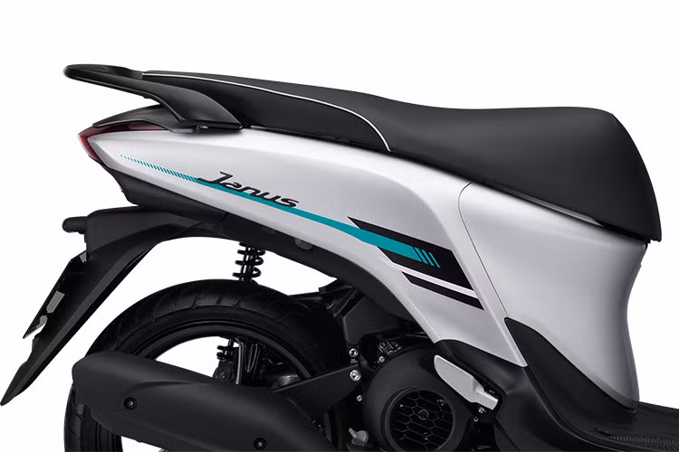 Bên cạnh đó hệ thống giảm xóc của xe dạng Lò xo trụ, giảm chấn thủy lực (trước và sau) còn được tinh chỉnh kỹ lưỡng hơn, cho phép xe dễ dàng vượt qua mọi loại địa hình, đảm bảo sự êm ái và ổn định. Trang bị phanh an toàn cho xe bao gồm đĩa dẫn động thủy lực trước và tang trống dẫn động cơ khí sau.