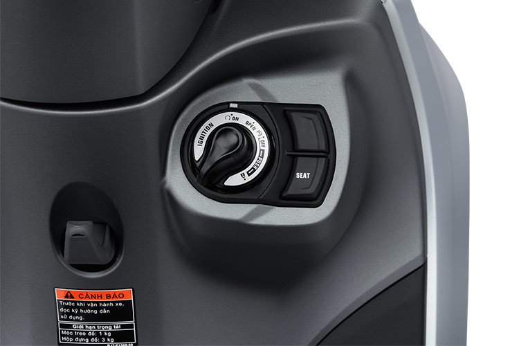 Khóa thông minh Smart key của Yamaha Jabus hoàn toàn mới (chỉ có trên phiên bản Đặc biệt và Giới hạn) với núm xoay giúp định vị tìm xe, mở/tắt khóa điện, mở/khóa cổ xe, mở yên xe (Kết hợp cùng nút bấm “Seat”). Hệ thống ngắt động cơ tạm thời (Stop &amp; Start System – chỉ có trên phiên bản Đặc biệt và Giới hạn) cho phép xe tạm thời tắt máy khi dừng quá 5 giây và tái khởi động khi tăng ga, giúp tiết kiệm nhiên liệu.