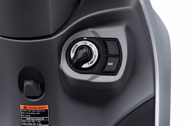 Khóa thông minh Smart key của Yamaha Jabus hoàn toàn mới (chỉ có trên phiên bản Đặc biệt và Giới hạn) với núm xoay giúp định vị tìm xe, mở/tắt khóa điện, mở/khóa cổ xe, mở yên xe (Kết hợp cùng nút bấm “Seat”). Hệ thống ngắt động cơ tạm thời (Stop &amp; Start System – chỉ có trên phiên bản Đặc biệt và Giới hạn) cho phép xe tạm thời tắt máy khi dừng quá 5 giây và tái khởi động khi tăng ga, giúp tiết kiệm nhiên liệu.