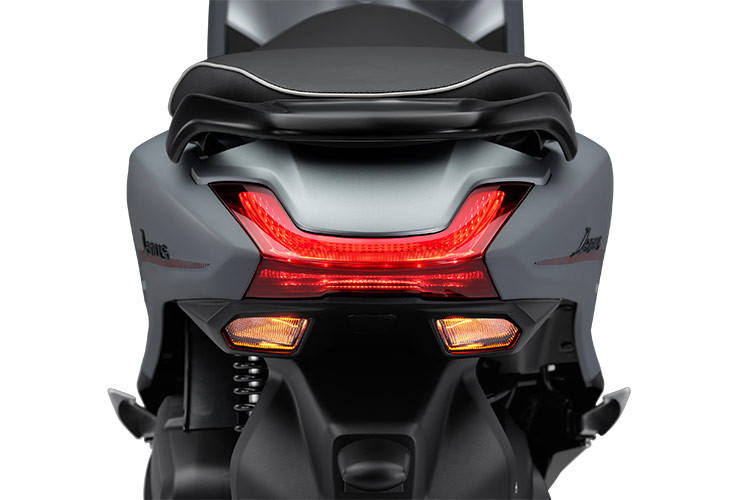 Thiết kế đường viền mềm mại kết hợp với phần đuôi xe được vuốt gọn, tạo nên vẻ ngoài thời trang và năng động. Đuôi xe sở hữu dải đèn dài uốn lượn theo thân xe, tạo nên sự liền mạch và thanh lịch từ trước đến sau. Đèn hậu có thiết kế tinh xảo, hình chữ U, một điểm nhấn đặc trưng của dòng xe Janus, giúp chiếc xe nổi bật và dễ nhận diện.