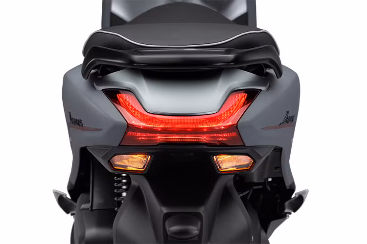 Thiết kế đường viền mềm mại kết hợp với phần đuôi xe được vuốt gọn, tạo nên vẻ ngoài thời trang và năng động. Đuôi xe sở hữu dải đèn dài uốn lượn theo thân xe, tạo nên sự liền mạch và thanh lịch từ trước đến sau. Đèn hậu có thiết kế tinh xảo, hình chữ U, một điểm nhấn đặc trưng của dòng xe Janus, giúp chiếc xe nổi bật và dễ nhận diện.