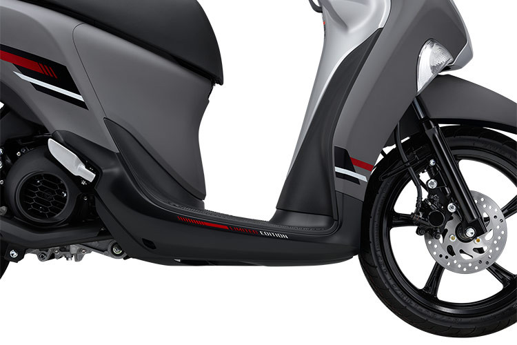 Khu vực để chân rộng rãi, thêm 20 mm so với phiên bản trước, giúp người lái thoải mái vi vu, tha hồ tận hưởng trên hành trình dài. Lốp xe không săm không chỉ giúp xe nhẹ hơn mà còn giảm thiểu nguy cơ thủng lốp đột ngột, đảm bảo sự an toàn. Bình xăng được thiết kế tối ưu hóa, dễ dàng tiếp nhiên liệu và tiết kiệm không gian.