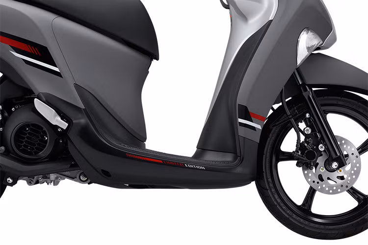 Khu vực để chân rộng rãi, thêm 20 mm so với phiên bản trước, giúp người lái thoải mái vi vu, tha hồ tận hưởng trên hành trình dài. Lốp xe không săm không chỉ giúp xe nhẹ hơn mà còn giảm thiểu nguy cơ thủng lốp đột ngột, đảm bảo sự an toàn. Bình xăng được thiết kế tối ưu hóa, dễ dàng tiếp nhiên liệu và tiết kiệm không gian.