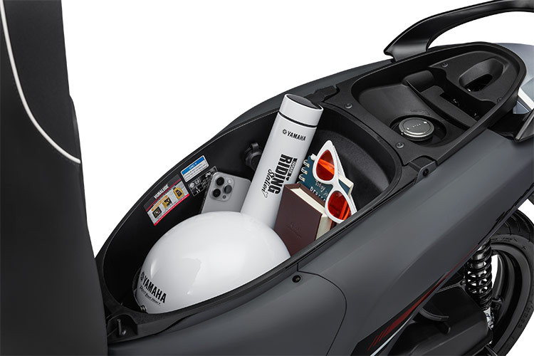 Cốp xe nâng cấp không gian đựng đồ thêm 1,1 lít dung tích so với phiên bản trước. Lớp cách nhiệt trong cốp giúp giảm nhiệt độ từ động cơ, giữ cho đồ đạc bên trong không bị ảnh hưởng. Ngoài ra, tích hợp cổng sạc USB giúp người dùng có thể sạc các thiết bị di động nhanh chóng (lưu ý: Không được để Điện thoại/Pin trong cốp xe khi đang sạc).