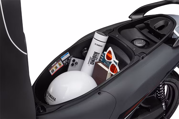 Cốp xe nâng cấp không gian đựng đồ thêm 1,1 lít dung tích so với phiên bản trước. Lớp cách nhiệt trong cốp giúp giảm nhiệt độ từ động cơ, giữ cho đồ đạc bên trong không bị ảnh hưởng. Ngoài ra, tích hợp cổng sạc USB giúp người dùng có thể sạc các thiết bị di động nhanh chóng (lưu ý: Không được để Điện thoại/Pin trong cốp xe khi đang sạc).