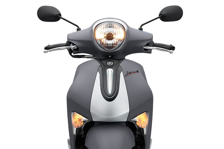 Về ngoại hình, mẫu xe ga Yamaha Janus 125 2024 được thiết kế với ý tưởng hoàn toàn mới. Cụm đèn trước gây ấn tượng với đèn luôn sáng và thiết kế viền đèn xe mạ Chrome sáng bóng bao quanh dải đèn chính, kết hợp cùng hai dải đèn xi nhan tạo nên phong cách cá tính, thu hút mọi ánh nhìn.