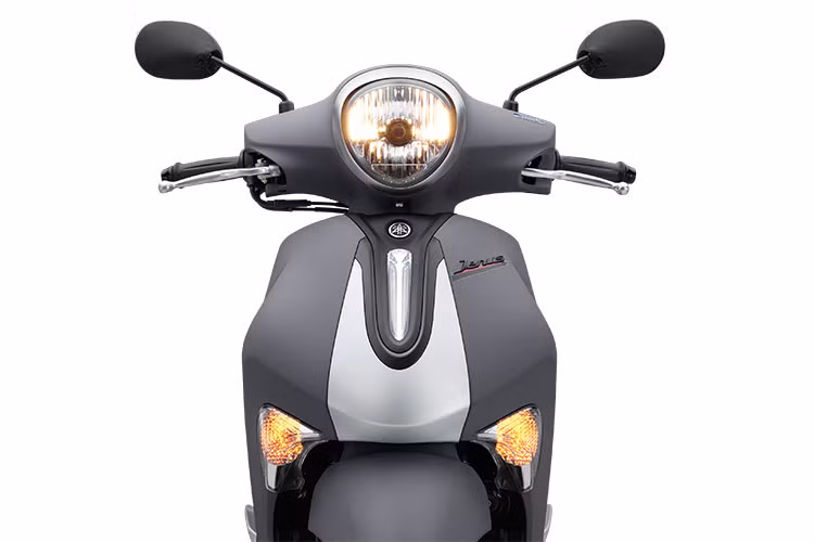 Về ngoại hình, mẫu xe ga Yamaha Janus 125 2024 được thiết kế với ý tưởng hoàn toàn mới. Cụm đèn trước gây ấn tượng với đèn luôn sáng và thiết kế viền đèn xe mạ Chrome sáng bóng bao quanh dải đèn chính, kết hợp cùng hai dải đèn xi nhan tạo nên phong cách cá tính, thu hút mọi ánh nhìn.