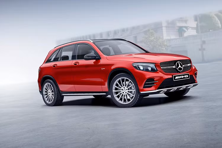 Nhu cầu cho Mercedes-Benz GLC ngày càng tăng cao, bên cạnh việc đáp ứng cho các khách hàng thông thường, hãng xe Đức sắp tới còn giới thiệu thêm phiên bản hiệu năng cao GLC 43 4MATIC tại thị trường Việt Nam. So với GLC 250 hay GLC 300 đang bán tại Việt Nam, chiếc Mercedes-AMG GLC 43 4MATIC có sức mạnh động cơ mạnh hơn hẳn.