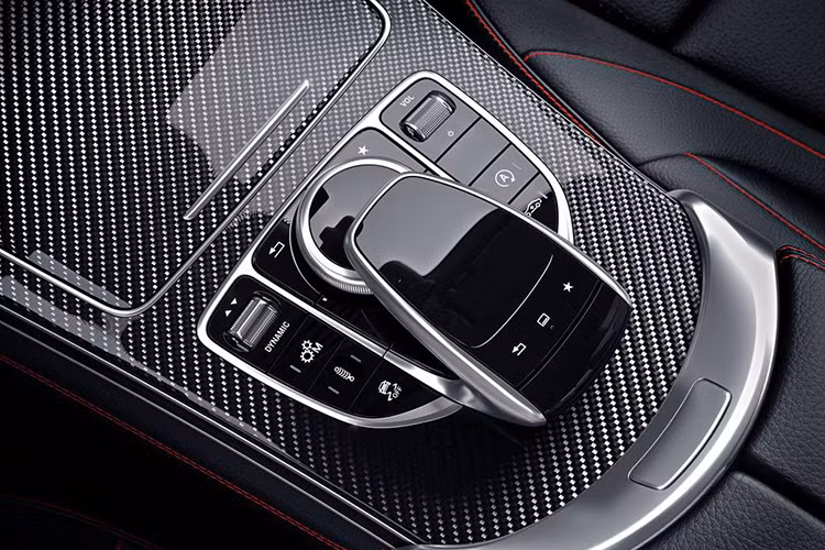 Bên cạnh đó là hệ dẫn động bốn bánh toàn thời gian AMG Performance 4Matic với tỷ lệ phân bổ mô-men xoắn ở bánh trước/sau lần lượt là 31:69. Khối động cơ này giúp xe tăng tốc từ 0 - 100 km/h trong 4,9 giây và đạt vận tốc tối đa 250 km/h. Bên cạnh đó, lượng tiêu thụ nhiên liệu trung bình ở mức 8,4 lít / 100 km.