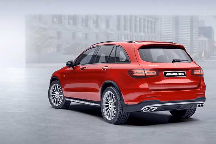 Mercedes-AMG GLC 43 4MATIC với cản trước được làm mới, các hốc gió phía mặt trước cũng to lớn hơn và bộ khuếch tán gió phía sau. Cùng với đó là lưới tản nhiệt kim cương cỡ lớn, 4 ống xả phía sau, đi kèm bộ vành la zăng hợp kim 19 inch và lớp sơn đen bóng bên ngoài.
