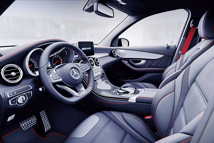 Một trang bị nổi bật như mâm xe AMG đa chấu, cửa sổ trời panorama, hệ thống treo khí nén Air Body Control, hệ thống lái trợ lực điện AMG, cụm điều khiển AMG Dynamic Select, camera 360 độ, đèn pha Full LED, hệ thống giải trí Audio 20, màn hình 7", hệ thống âm thanh Burmester 13 loa, keyless go, chức năng Hands-Free Access ( đá cốp ), các option còn lại giống GLC 300.