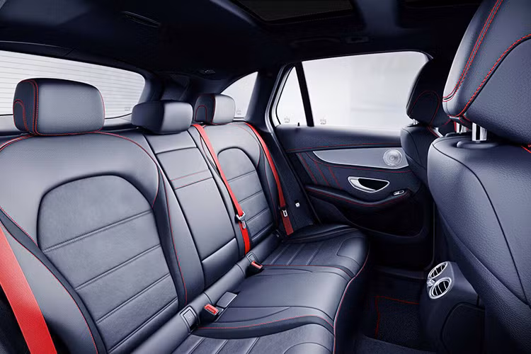 So với GLC 250 hay GLC 300 đang bán tại Việt Nam, chiếc Mercedes-AMG GLC 43 4MATIC có sức mạnh động cơ mạnh hơn hẳn. Cụ thể là động cơ xăng V6, tăng áp kép, dung tích 3.0 lít, sản sinh công suất tối đa 362 mã lực và mô-men xoắn cực đại 520 Nm. Sức mạnh được truyền tới hộp số tự động 9 cấp 9G-Tronic với thời gian chuyển số ngắn hơn.