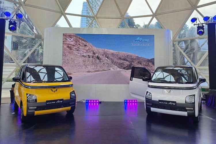Tiếp nối "người anh em" Hongguang Mini EV, Wuling tiếp tục tấn công thị phần xe điện mini giá rẻ Đông Nam Á bằng cái tên Air EV. Sau Indonesia, mới đây Wuling Air EV 2023 mới đã có màn ra mắt thị trường Thái Lan.