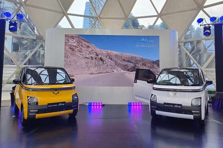 Tiếp nối "người anh em" Hongguang Mini EV, Wuling tiếp tục tấn công thị phần xe điện mini giá rẻ Đông Nam Á bằng cái tên Air EV. Sau Indonesia, mới đây Wuling Air EV 2023 mới đã có màn ra mắt thị trường Thái Lan.