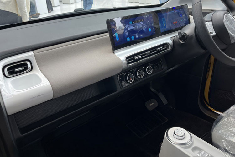 Sức mạnh vận hành của Wuling Air EV dành cho thị trường Thái Lan cũng lớn hơn đáng kể so với Hongguang Mini EV tại Việt Nam khi được lắp đặt mô-tơ điện có công suất khoảng 41 mã lực kèm mô-men xoắn cực đại 110 Nm.