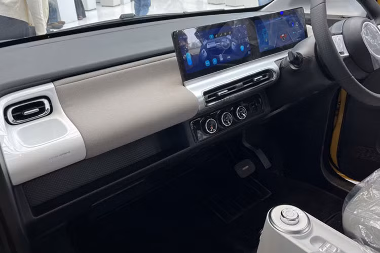 Sức mạnh vận hành của Wuling Air EV dành cho thị trường Thái Lan cũng lớn hơn đáng kể so với Hongguang Mini EV tại Việt Nam khi được lắp đặt mô-tơ điện có công suất khoảng 41 mã lực kèm mô-men xoắn cực đại 110 Nm.