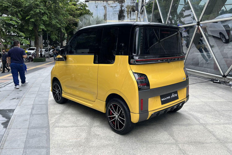 Tiếp đến, các trang bị trên xe điện Wuling Air EV cũng nhiều và hiện đại hơn với đèn pha và đèn ban ngày LED, gương chiếu hậu tích hợp đèn báo rẽ. La-zăng xe cùng kích thước 12 inch đi kèm bộ lốp 145/70 R12 giống như Hongguang Mini EV. 