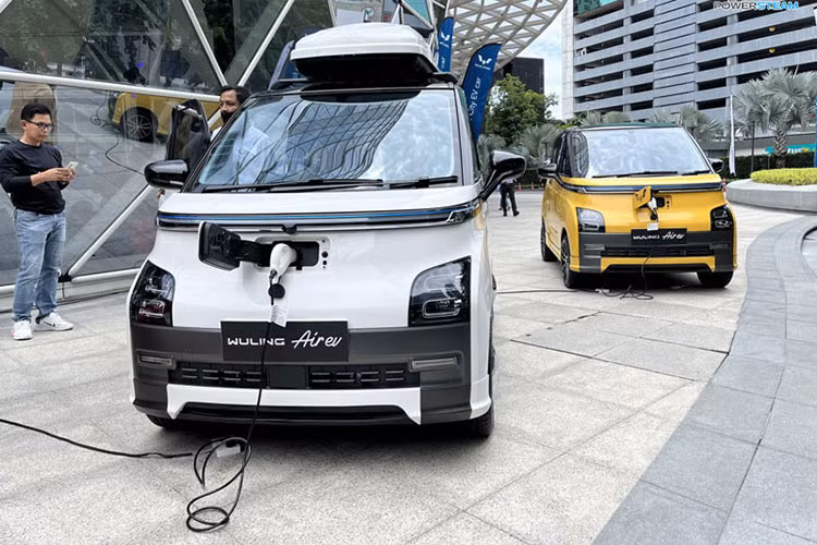 Tiến vào bên trong, Wuling Air EV cũng có kết cấu 2 hàng ghế, 4 chỗ ngồi và không có khoang hành lý, tương tự Hongguang Mini EV. Các trang bị đáng chú ý ở đây có thể kể đến như ghế da, bảng đồng hồ kỹ thuật số TFT 10,25 inch nối liền màn hình giải trí trung tâm cảm ứng...