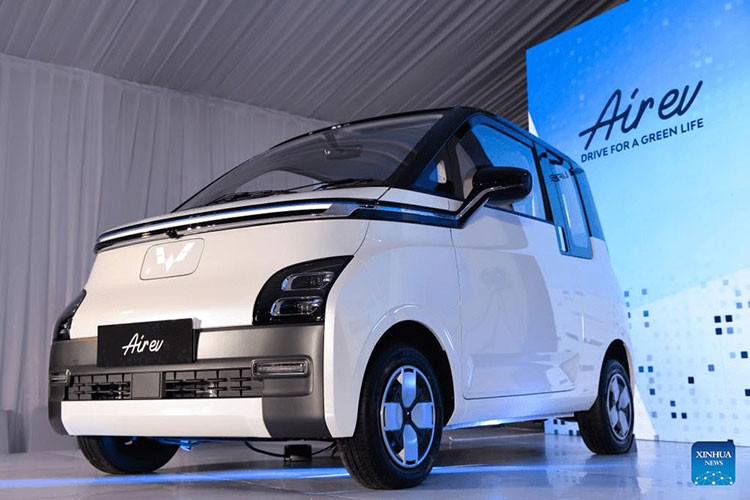 Trang bị an toàn của Wuling Air EV cũng có phần đầy đủ hơn Hongguang Mini EV với 2 túi khí trước, phanh đĩa trước, phanh tang trống sau, hệ thống chống bó cứng phanh ABS, phân phối lực phanh điện tử EBD, cảnh báo áp suất lốp, camera lùi và cảm biến khoảng cách phía sau.