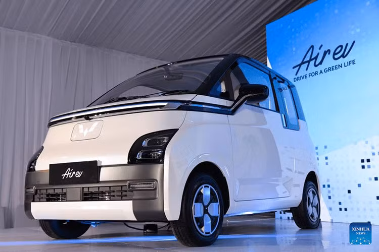 Trang bị an toàn của Wuling Air EV cũng có phần đầy đủ hơn Hongguang Mini EV với 2 túi khí trước, phanh đĩa trước, phanh tang trống sau, hệ thống chống bó cứng phanh ABS, phân phối lực phanh điện tử EBD, cảnh báo áp suất lốp, camera lùi và cảm biến khoảng cách phía sau.