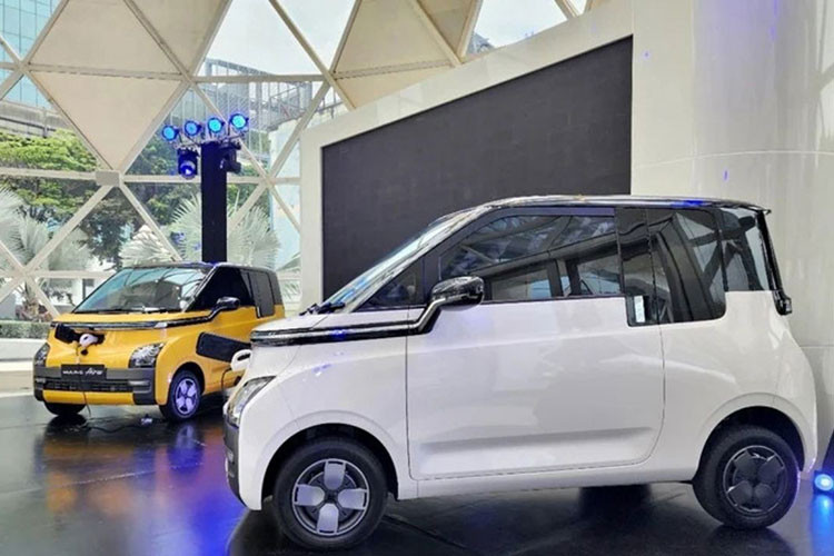 Tại xứ sở chùa vàng, Air EV được đưa về nước theo diện nhập khẩu Indonesia với 2 phiên bản, gồm Standard Range và Long Range. Mức giá xe Wuling Air EV lần lượt là 395.000 Baht (quy đổi khoảng 265 triệu đồng) và 465.000 Baht (khoảng 312 triệu đồng).
