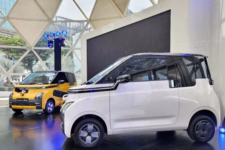 Tại xứ sở chùa vàng, Air EV được đưa về nước theo diện nhập khẩu Indonesia với 2 phiên bản, gồm Standard Range và Long Range. Mức giá xe Wuling Air EV lần lượt là 395.000 Baht (quy đổi khoảng 265 triệu đồng) và 465.000 Baht (khoảng 312 triệu đồng).