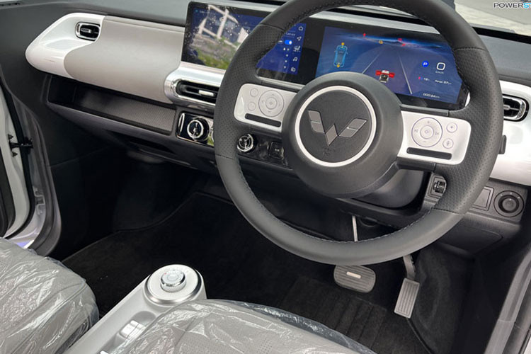 Xe được trang bị hệ thống âm thanh 4 loa, định vị trực tuyến, khóa cửa kết nối Bluetooth, khởi động máy, mở/khóa cửa và bật/tắt điều hòa từ xa trên bản cao cấp. Trong khi bản tiêu chuẩn có đồng hồ kỹ thuật số 7 inch, hệ thống thông tin hỗ trợ kết nối Bluetooth, 2 loa, radio AM/FM, ghế nỉ.