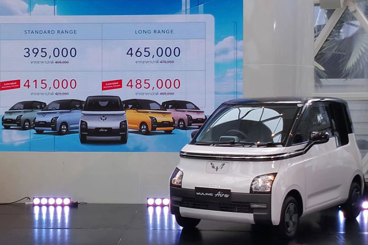 Có thể thấy, giá xe Wuling Air EV đang có mức khởi điểm tương đương với "anh em" Hongguang Mini EV mới ra mắt Việt Nam (từ 239 triệu đồng). Song, bản cao cấp của Air EV có phần cao hơn bản Nâng cao pin 170 km ở Việt Nam (279 triệu đồng). Đậy được xem là đối thủ đáng gờm của mẫu mini car VinFast VF3 vừa có màn "chào sân" khách Việt.