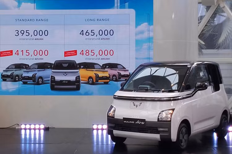 Có thể thấy, giá xe Wuling Air EV đang có mức khởi điểm tương đương với "anh em" Hongguang Mini EV mới ra mắt Việt Nam (từ 239 triệu đồng). Song, bản cao cấp của Air EV có phần cao hơn bản Nâng cao pin 170 km ở Việt Nam (279 triệu đồng). Đậy được xem là đối thủ đáng gờm của mẫu mini car VinFast VF3 vừa có màn "chào sân" khách Việt.