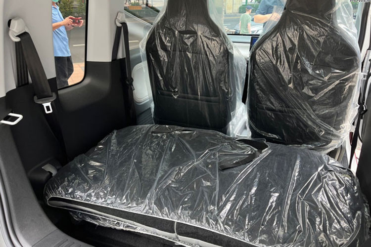 Pin trên bản Long Range là loại LFP 26,7 kWh, cho quãng đường di chuyển tối đa 300 km. Đi cùng với đó là bộ sạc AC 6,6 kW với thời gian sạc đầy chỉ trong 4 tiếng. Tốc độ tối đa của cả 2 bản đều là 106 km/h.