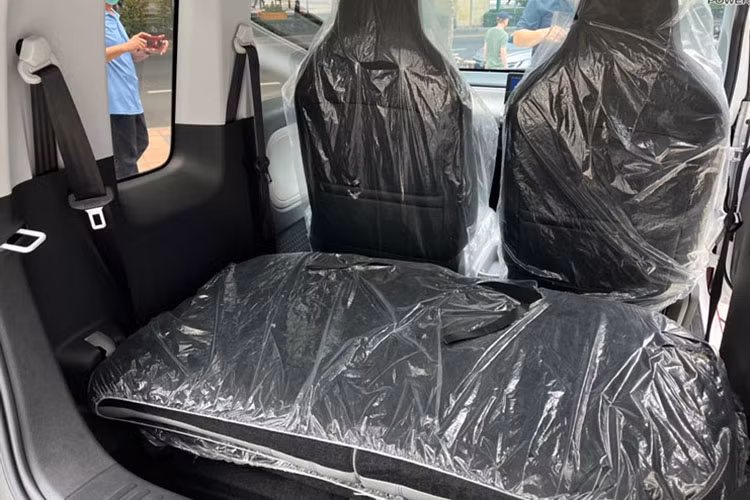 Pin trên bản Long Range là loại LFP 26,7 kWh, cho quãng đường di chuyển tối đa 300 km. Đi cùng với đó là bộ sạc AC 6,6 kW với thời gian sạc đầy chỉ trong 4 tiếng. Tốc độ tối đa của cả 2 bản đều là 106 km/h.