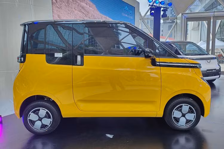 Về kích thước xe Wuling Air EV 2023 giá rẻ lớn hơn Hongguang Mini EV đáng kể khi sở hữu số đo chiều dài x rộng x cao lần lượt là 2.974 x 1.505 x 1.631 (mm) cùng chiều dài cơ sở ở mức 2.010 mm. Trong khi đó, các thông số tương ứng của Hongguang Mini EV là 2.920 x 1.493 x 1.621 (mm), trục cơ sở 1.940 mm.