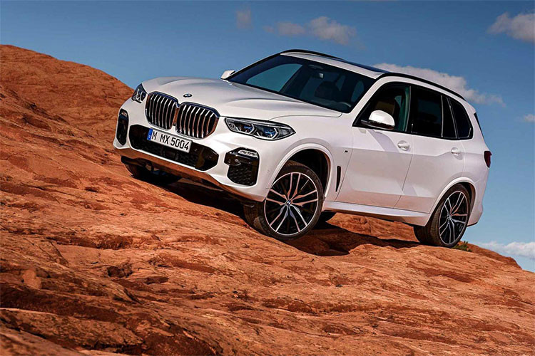 Có 2 phiên bản máy xăng của dòng xe BMW X5 mới được bán tại thị trường ôtô Mỹ. Phiên bản BMW X5 xDrive40i thấp nhất có giá từ 60.700 USD (khoảng 1,39 tỷ đồng) và phiên bản BMW X5 xDrive50i có giá từ 75.750 USD (khoảng 1,74 tỷ đồng, chưa gồm 995 USD phí vận chuyển). Xe X5 mới sẽ tới các đại lý BMW ở Mỹ vào ngày 10/11/2018.