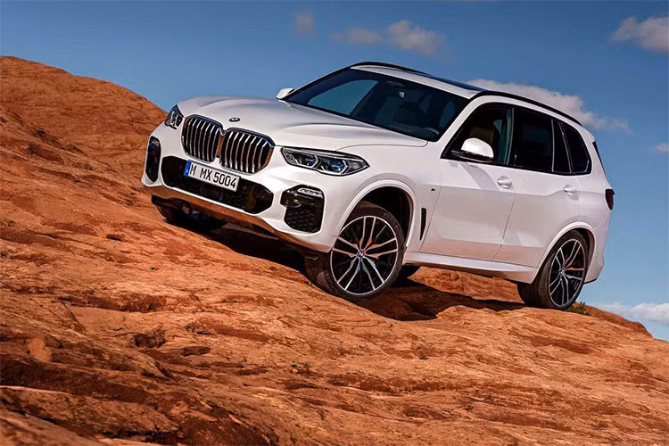 Có 2 phiên bản máy xăng của dòng xe BMW X5 mới được bán tại thị trường ôtô Mỹ. Phiên bản BMW X5 xDrive40i thấp nhất có giá từ 60.700 USD (khoảng 1,39 tỷ đồng) và phiên bản BMW X5 xDrive50i có giá từ 75.750 USD (khoảng 1,74 tỷ đồng, chưa gồm 995 USD phí vận chuyển). Xe X5 mới sẽ tới các đại lý BMW ở Mỹ vào ngày 10/11/2018.