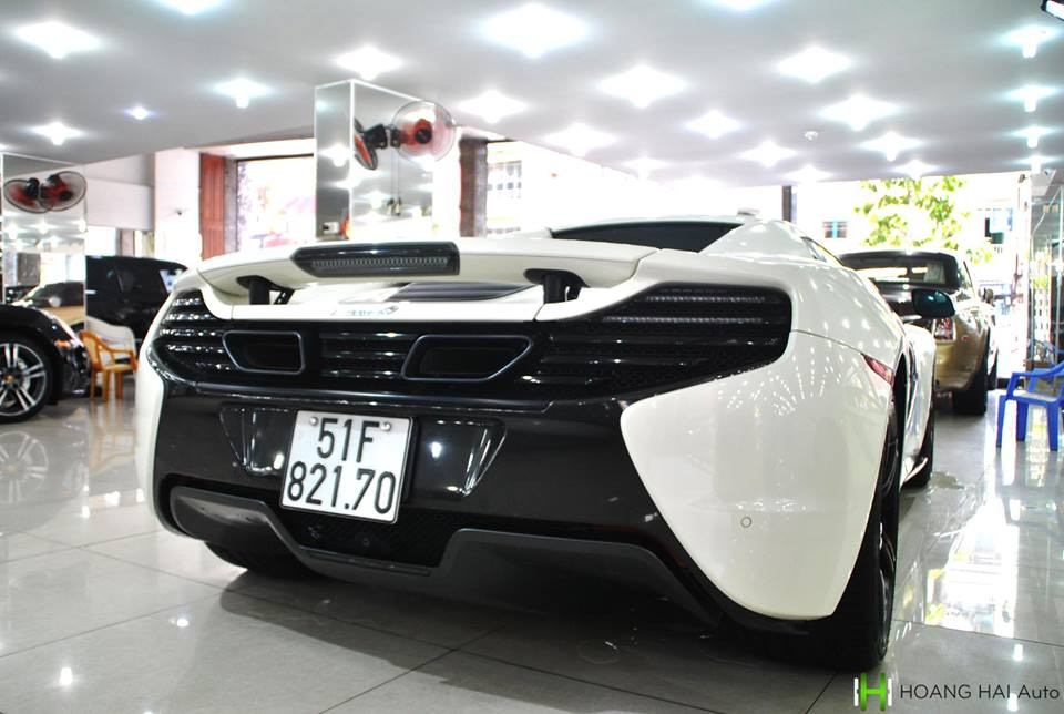 Thân của 650S Spider được hãng siêu xe McLaren đúc nguyên khối bằng sợi carbon giúp trọng lượng nhẹ và tăng độ cứng. Phần mui xếp cứng bằng sợi carbon có thể mở trong 17 giây, thậm chí ngay cả khi nó đang chạy ở tốc độ dưới 30 km/h.