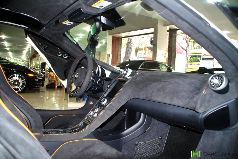 Nội thất của siêu xe McLaren 650S Spider khá đơn giản với da lộn bọc toàn bộ bên trong. Sợi carbon xuất hiện trên bảng táp-lô và vô lăng, trên bảng điều khiển của siêu xe này không có nhiều nút bấm. Ở giữa là màn hình nhỏ hiển thị nội dung giải trí và dẫn đường.