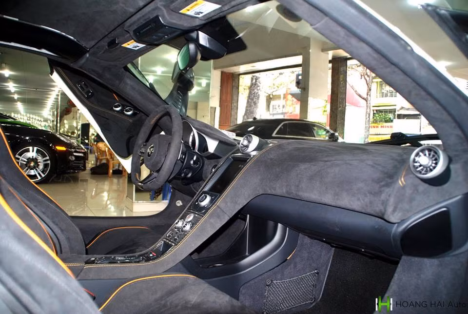 Nội thất của siêu xe McLaren 650S Spider khá đơn giản với da lộn bọc toàn bộ bên trong. Sợi carbon xuất hiện trên bảng táp-lô và vô lăng, trên bảng điều khiển của siêu xe này không có nhiều nút bấm. Ở giữa là màn hình nhỏ hiển thị nội dung giải trí và dẫn đường.