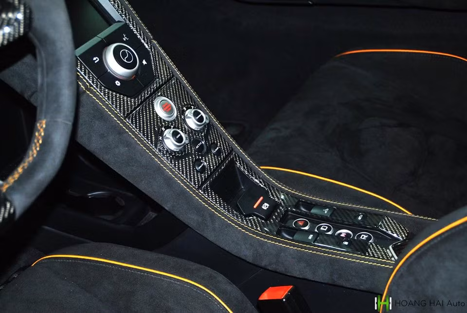 Khối động cơ được kết hợp với hộp số 7 cấp SSG, nhờ đó siêu xe McLaren 650S Spider có thể tăng tốc từ vị trí xuất phát lên 100 km/h trong vòng 3 giây trước khi đạt vận tốc tối đa 328 km/h. Đối thủ chính của siêu xe này là Ferrari F12 Berlinetta và Lamborghini Aventador.