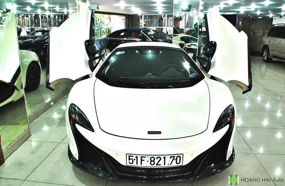 Là phiên bản nâng cấp của dòng MP4-12C trước đó, McLaren 650S Spider được giới thiệu lần đầu tại triển lãm Geneva 2013, với 25% bộ phận mới so với người tiền nhiệm. So với phiên bản coupe, bản McLaren 650S Spider nặng hơn 40 kg. Trọng lượng tổng thể ở mức 1.370 kg.