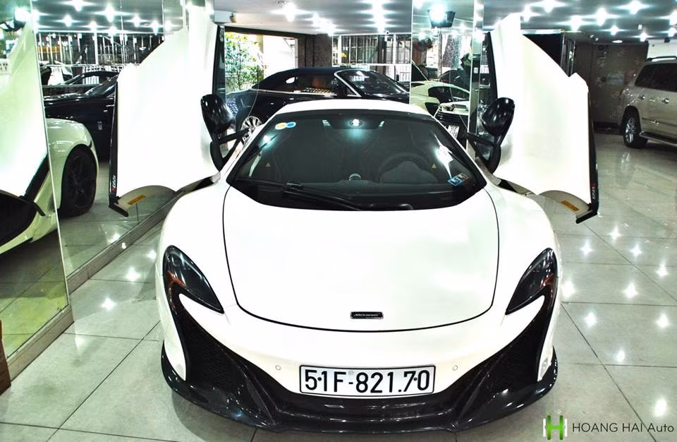 Là phiên bản nâng cấp của dòng MP4-12C trước đó, McLaren 650S Spider được giới thiệu lần đầu tại triển lãm Geneva 2013, với 25% bộ phận mới so với người tiền nhiệm. So với phiên bản coupe, bản McLaren 650S Spider nặng hơn 40 kg. Trọng lượng tổng thể ở mức 1.370 kg.