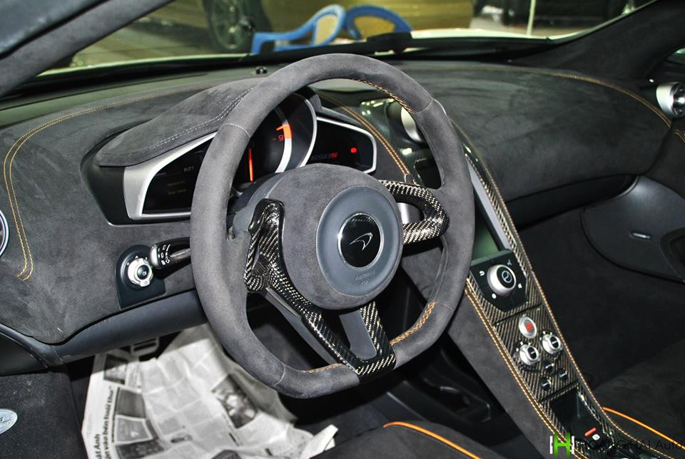 Ngoài ghế thể thao, vô lăng và bảng táp-lô được bọc bằng da Alcantara cao cấp - trần xe cùng nhiều chi tiết khác bên trong nội thất cũng được bọc lót bằng vải nhung khá sang trọng, giúp giảm thiểu tiếng ồn cho xe.