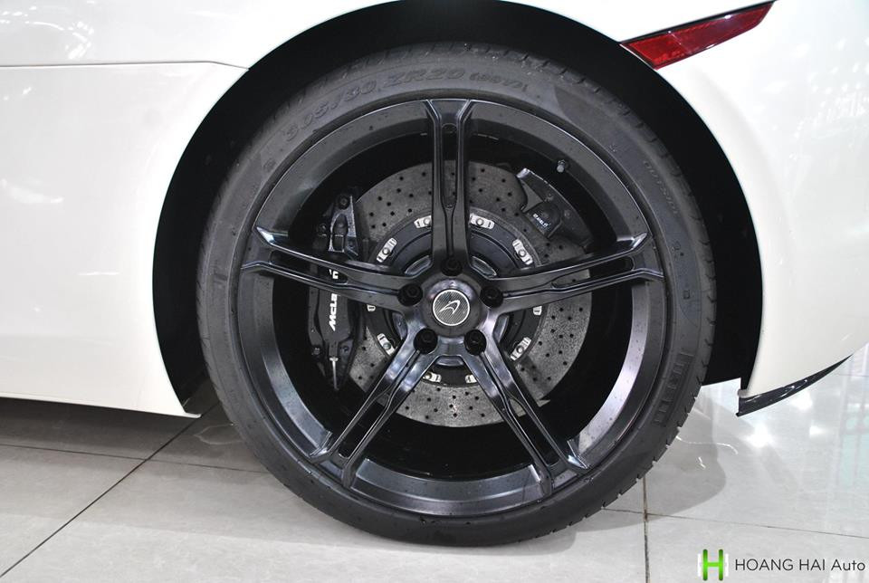 Siêu xe McLaren 650S Spider có bộ mâm 5 cánh kép nguyên bản màu xám khói 20 inch đẹp mắt, phía sau là hệ thống phanh hiệu năng cao và hệ thống treo thể thao đa chế độ. Giống những mẫu siêu xe từ trước tới nay của McLaren, 650S Spider cũng sở hữu cửa mở lật độc đáo.