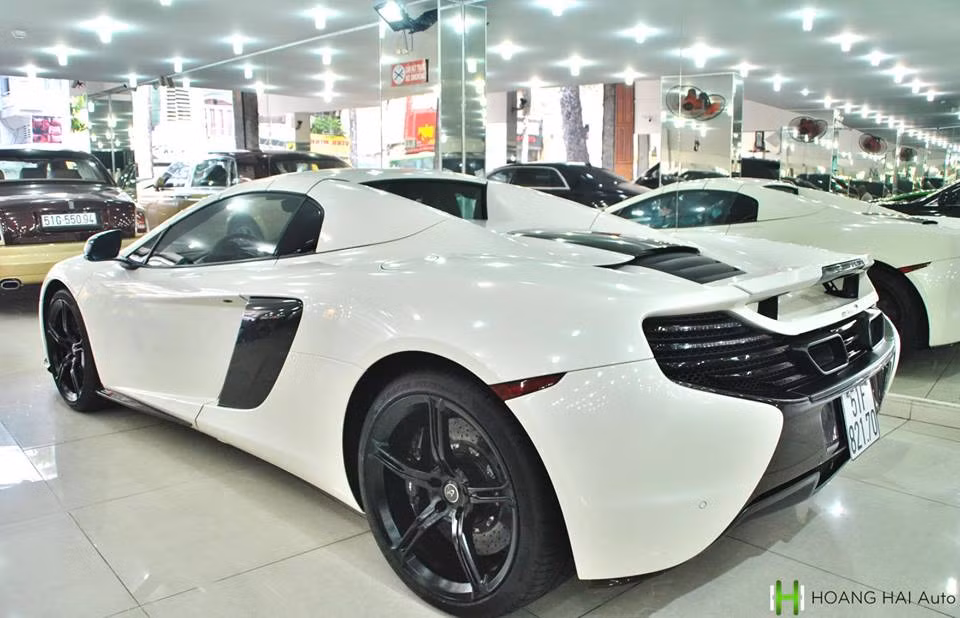 Chiếc McLaren 650S Spider này được sơn đổi màu trực tiếp từ cam sẫm nguyên bản sang màu trắng, gam màu ưa thích của Chủ tịch Trung Nguyên. Việc bán hàng loạt siêu xe được giới thạo tin đánh giá là vị đại gia này đang tìm kiếm dàn "xế khủng" hơn để đưa vào bộ sưu tập.