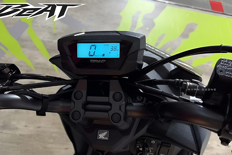 Xe được trang bị hệ thống khóa thông minh Smartkey và đồng hồ cơ tích hợp màn hình LCD hiển thị đầy đủ thông tin xe. Xe sử dụng cặp vành đúc đa chấu 14inch đi kèm lốp trước 80/90 và lốp sau 90/90.